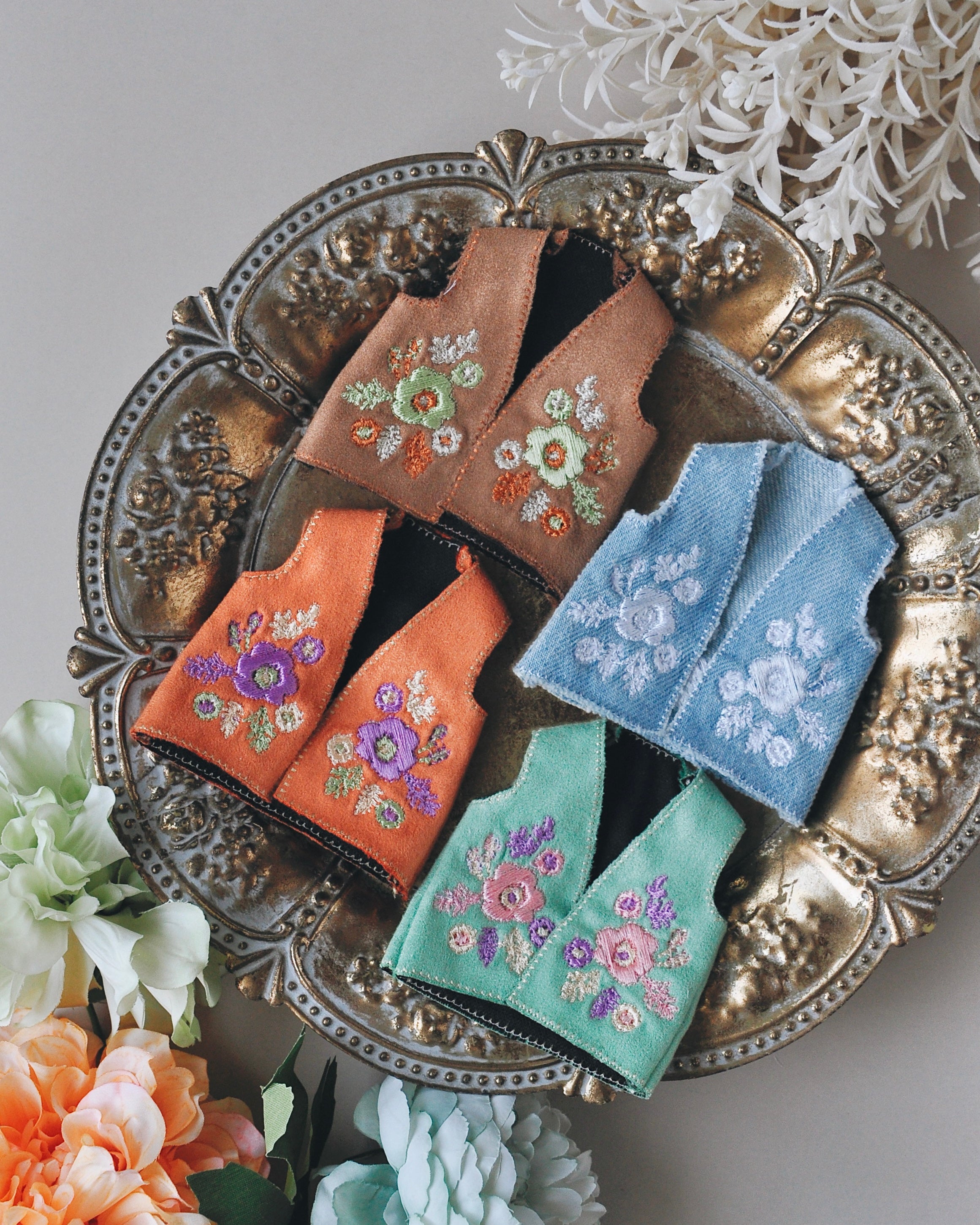 Petit Luxe -Embroidered vest-