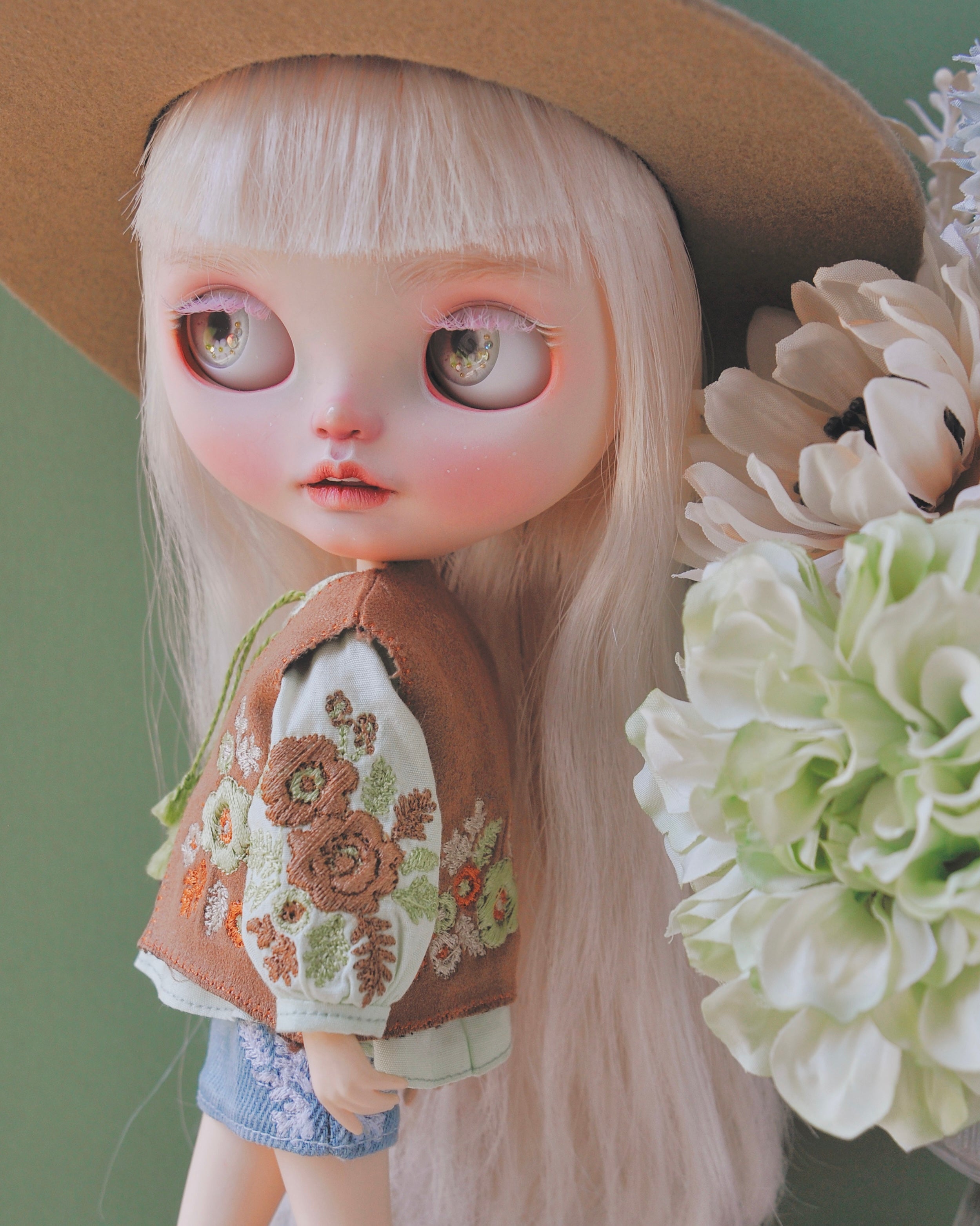 Petit Luxe -Embroidered vest-